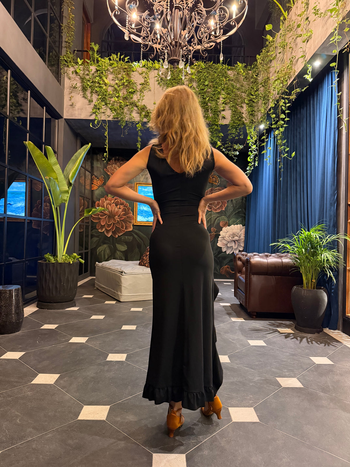 Elegant Flowing V-Neck Split Salsa Dress